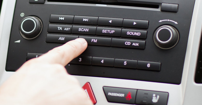 Transmiter FM do samochodu – co to jest i jak go wykorzystać?