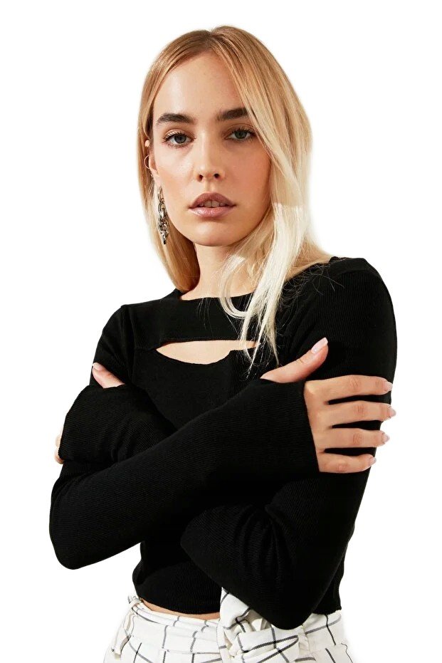 Trendyol TRENDYOL CZARNA DOPASOWANA BLUZKA Z DŁUGIM RĘKAWEM I WYCIĘCIEM L 5EA*