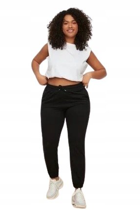 Trendyol TRENDYOL CZARNE SPODNIE DRESOWE Z ELASTYCZNYM DOŁEM PLUS SIZE 42 5AA