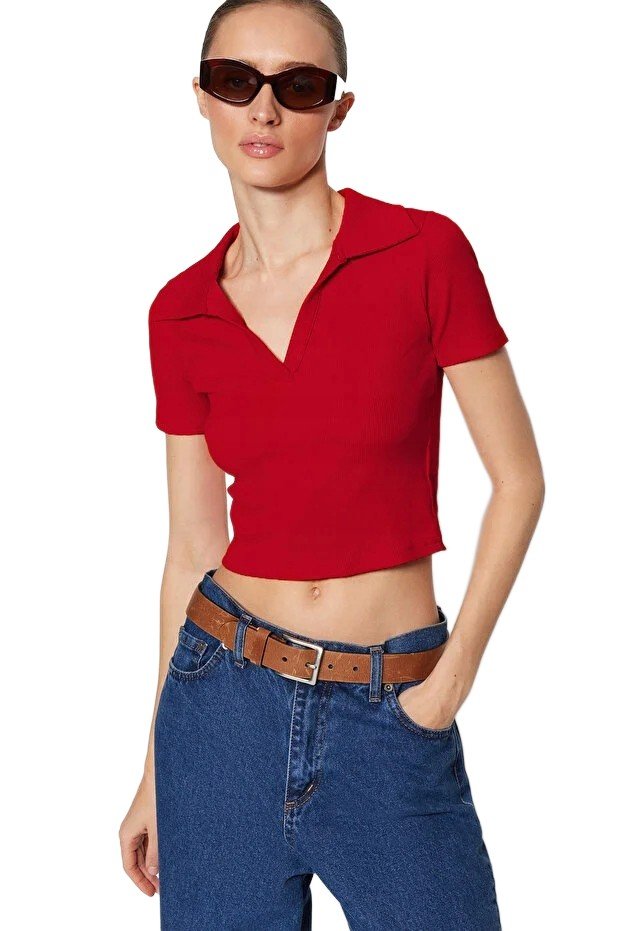 Trendyol TRENDYOL CZERWONA DOPASOWANA BLUZKA Z KOŁNIERZYKIEM KRÓTKI RĘKAW M 5EA*