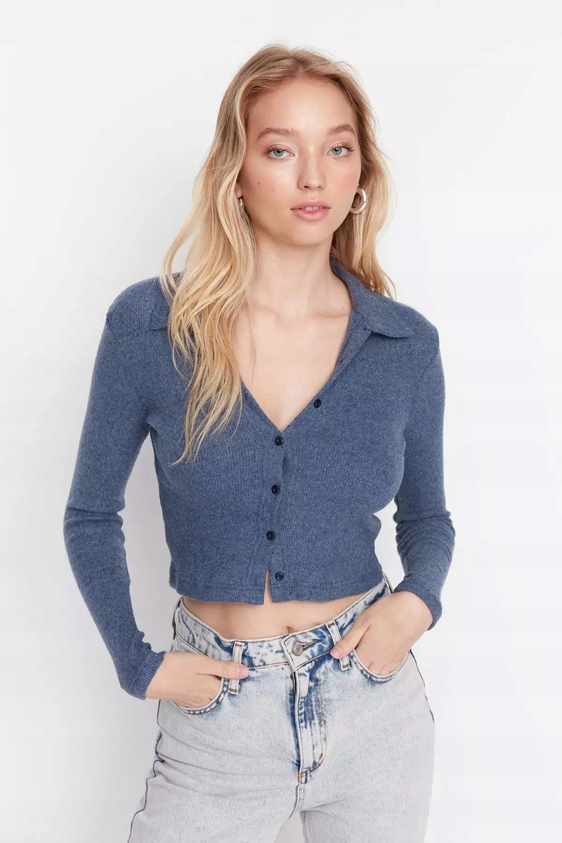 Trendyol TRENDYOL DOPASOWANA BLUZKA Z DEKOLTEM KOŁNIERZYKIEM NIEBIESKA 42 6FA