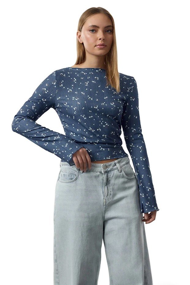 Trendyol TRENDYOL DOPASOWANA DAMSKA BLUZKA NIEBIESKA W BIAŁY PRINT S 5EA*