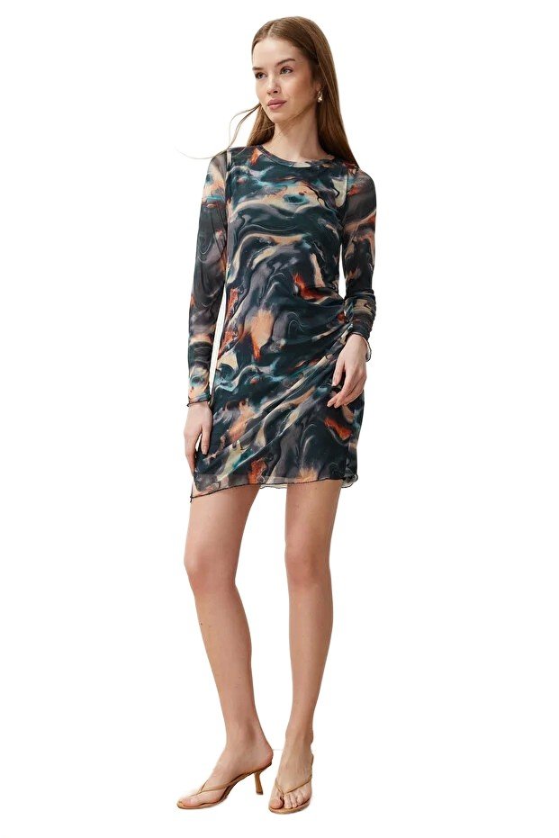 Inny producent TRENDYOL DOPASOWANA SUKIENKA MINI Z DŁUGIM RĘKAWEM W PRINT M 5EA*