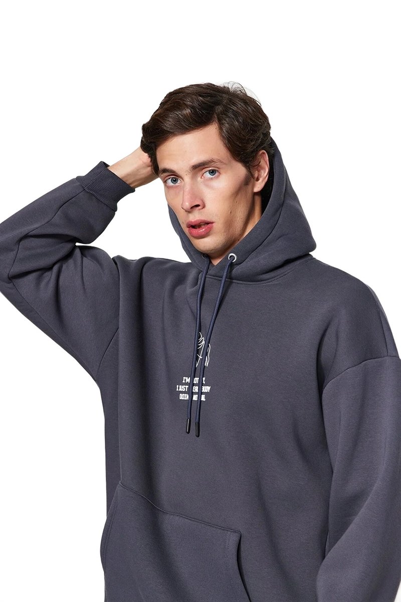 Trendyol TRENDYOL MAN BLUZA MĘSKA Z KAPTUREM SZARA Z NADRUKIEM I KIESZENIĄ XL 5DA