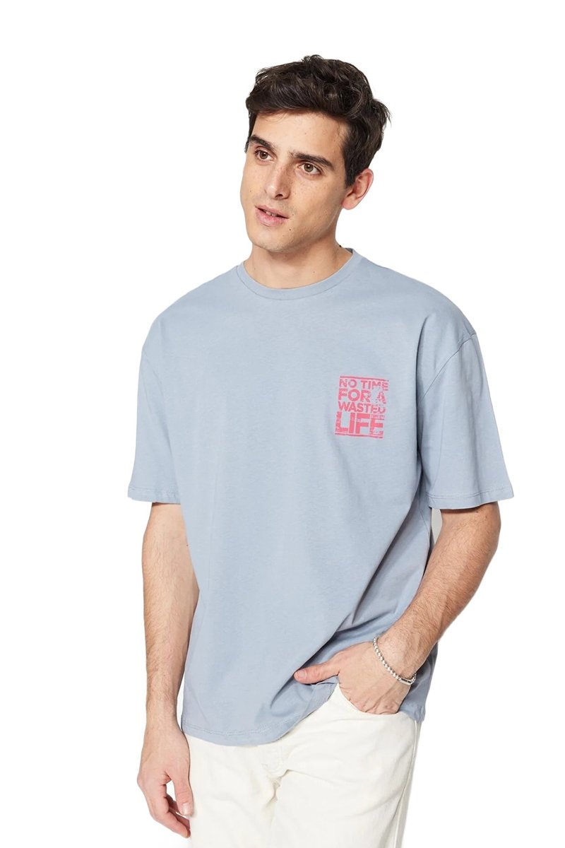 Trendyol TRENDYOL MAN MĘSKI T-SHIRT NIEBIESKI Z NADRUKIEM NA PRZODZIE S 5DA