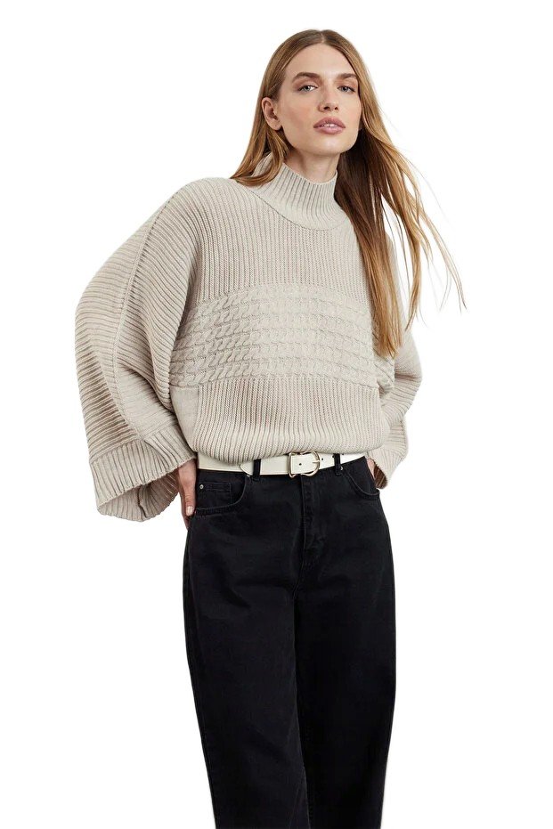 Inny producent TRENDYOL SWETER DAMSKI BEŻOWY Z FAKTURĄ I GOLFEM LUŹNY S 5EA*