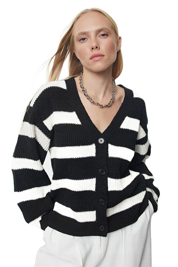 Inny producent TRENDYOL SWETER DAMSKI ROZPINANY W PASKI Z GUZIKAMI M 5EA*