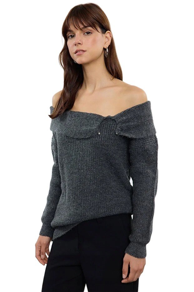 Inny producent TRENDYOL SWETER DAMSKI SZARY Z ODKRYTYMI RAMIONAMI I GUZIKAMI M 5EA*