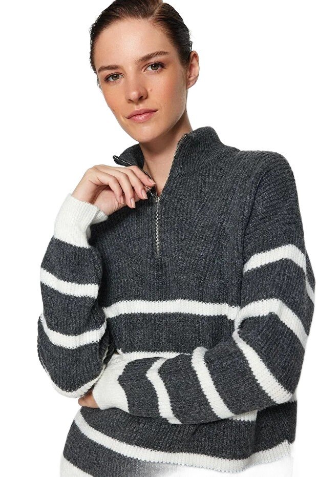 Inny producent TRENDYOL SWETER DAMSKI W PASKI Z ZAMKIEM I GOLFEM M 5EA*