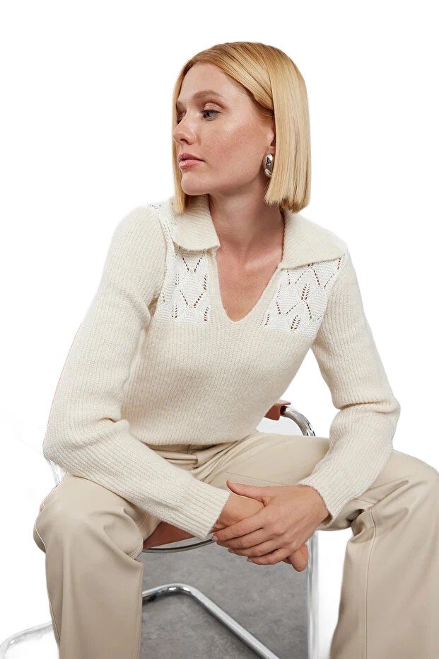 Inny producent TRENDYOL SWETER DAMSKI Z AŻUROWYM WZOREM I KOŁNIERZYKIEM ECRU S 5EA*