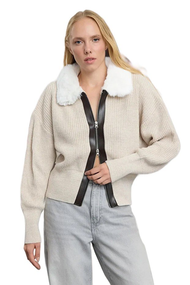 Inny producent TRENDYOL SWETER DAMSKI Z FUTRZANYM KOŁNIERZEM I ZAMKIEM BEŻOWY S 5EA*