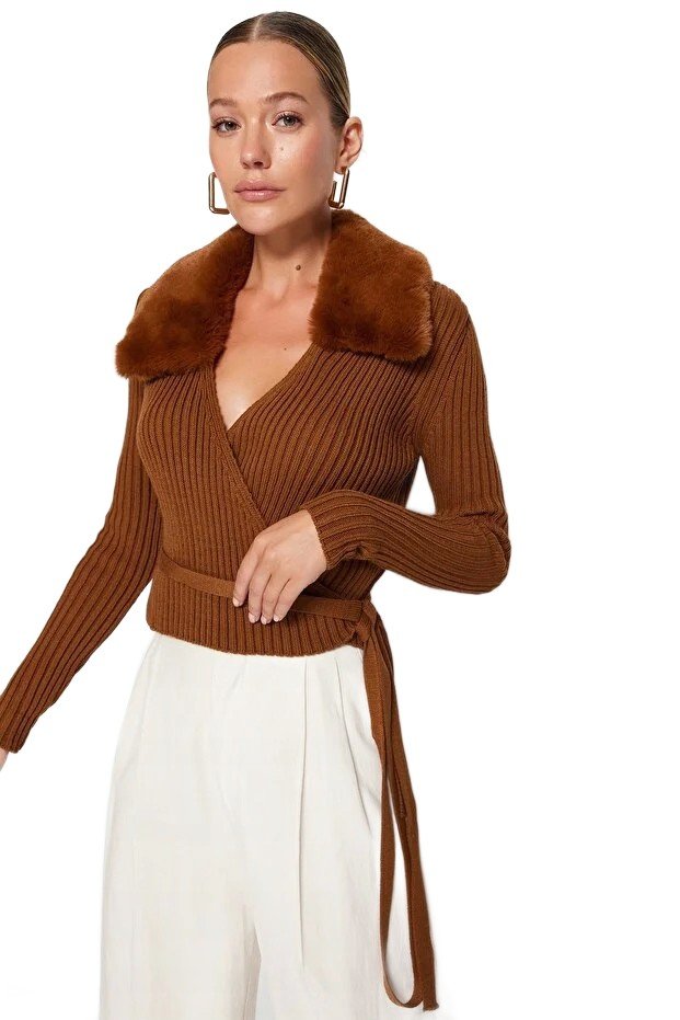 Inny producent TRENDYOL SWETER DAMSKI Z PASKIEM I KOŁNIERZEM FUTRZANYM BRĄZOWY L 5EA*