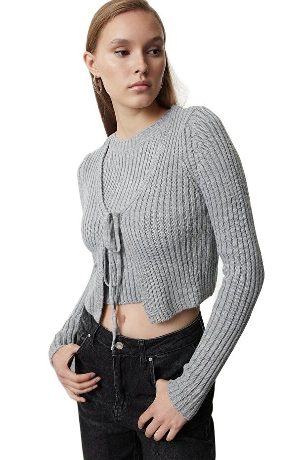 Inny producent TRENDYOL SZARY KRÓTKI SWETER Z WIĄZANIEM I PRĄŻKOWANIEM S 5EA*