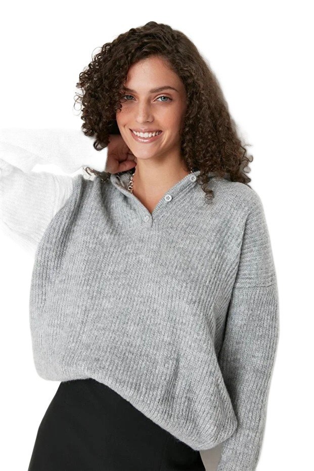 Inny producent TRENDYOL SZARY SWETER DAMSKI Z GUZIKAMI NA DEKOLCIE I KAPTUREM M 5EA*