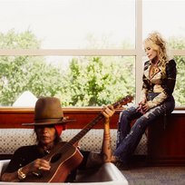 What's Up? Dolly Parton, Linda Perry
