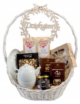 Wiklinowy biały kosz prezentowy;podziękowania dla rodziców;personalizowany z herbatą;słodyczami i filiżanką
