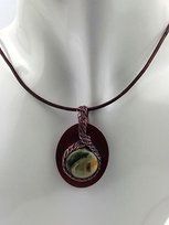 Wisiorek miedziany (4.9x3 cm) z ryolitem, rzemyk naturalny 47 plus 5 cm, waga 14 gram, rękodzieło