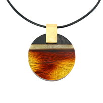 Wisiorek okrągły z bursztynem, srebrem złoconym i czarnym dębem 8063