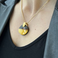 Wisiorek okrągły z bursztynem, srebrem złoconym i czarnym dębem 8067