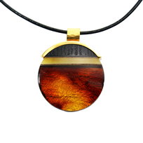 Wisiorek okrągły z bursztynem, srebrem złoconym i czarnym dębem 8069