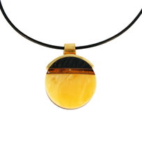 Wisiorek okrągły z bursztynem, srebrem złoconym i czarnym dębem 8076