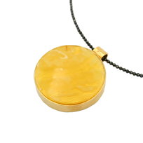 Wisiorek okrągły z bursztynem w srebrze pozłacanym 24 karatowym złotem  9075