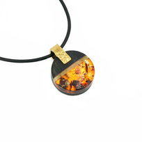 Wisiorek okrągły złocony z  bursztynem i czarnym dębem 8742