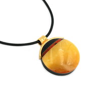 Wisiorek okrągły złocony z żółtym bursztynem i czarnym dębem 8756