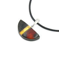 Wisiorek półokrągły z bursztynem, srebrem i czarnym dębem 8764