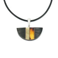 Wisiorek półokrągły z bursztynem, srebrem i czarnym dębem 8767