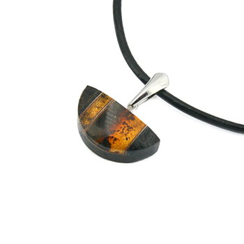 Wisiorek półokrągły z bursztynem, srebrem i czarnym dębem 8770 - Inna marka