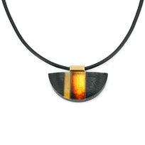 Wisiorek półokrągły złocony z bursztynem i czarnym dębem 8761