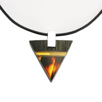 Wisiorek trójkątny z czarnym dębem, bursztynem i srebrem 7666