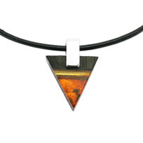 Wisiorek trójkątny z czarnym dębem, bursztynem i srebrem 7669