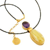 Wisiorek z bursztynem, ametystem w srebrze pozłacanym 24 karatowym złotem  9079