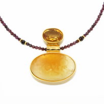 Wisiorek z bursztynem, cytrynem, granatem, czarnym dębem w srebrze pozłacanym  9226