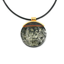 Wisiorek zielony okrągły złocony z bursztynem i czarnym dębem 8792