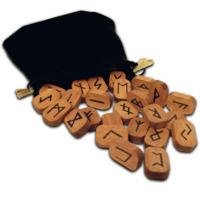 Runy w drewnie - Wooden Runes Tuan Laura
