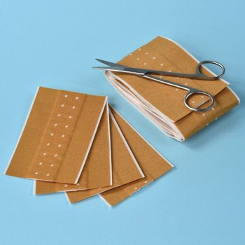 Wyrób medyczny, Plastry z opatrunkiem w paskach FABRIPLAST - Zarys