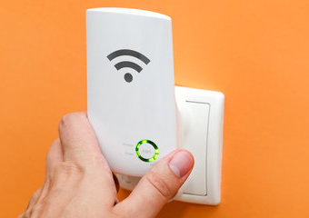 Wzmacniacz Wi-Fi: jaki repeater Wi-Fi wybrać, żeby wzmocnić sygnał internetu w domu?