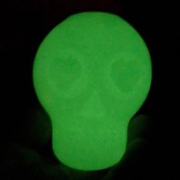 Zabawka do wypełnienia jedzeniem dla psa SodaPup.  Czaszka świeci w ciemności