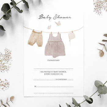 Zaproszenia na Baby Shower z ubrankami dziecka na sznurku - 5 szt. + koperty - LILY ZAPROSZENIA