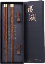 zestaw 2 par drewnianych pałeczek z podstawkami w etui