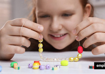 Zestaw do robienia biżuterii dla dziecka – co musi się w nim znaleźć?