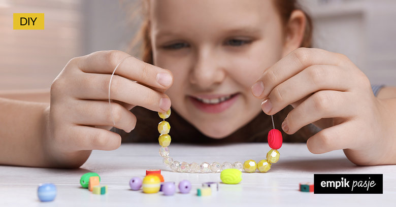 Zestaw do robienia biżuterii dla dziecka – co musi się w nim znaleźć?