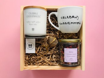 Zestaw prezentowy Celebruj Codzienność drewniany box prezentowy z herbatą i świecą sojową dla niej /Olga Prezentuje