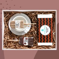 Zestaw prezentowy na wyjątkową okazję CLASSIC CoffeeBox. Zestaw 20 kaw mielonych w różnych smakach 20x 10g, klasyczna biała filiżanka i dwa kolorowe lizaki podarunek upominek