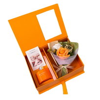 ZESTAW PREZENTOWY RÓŻA MYDLANA Z DYFUZOREM 25x19,5x8 CM – POMARAŃCZOWE PUDEŁKO Z AROMATEM I BUKIETEM