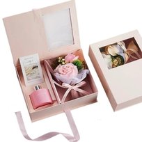 ZESTAW PREZENTOWY RÓŻE MYDLANE Z DYFUZOREM 25x19,5x8 CM – PUDROWY RÓŻ BOX Z AROMATEM I BUKIETEM