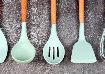 Zestaw przyborów kuchennych – co powinien zawierać, aby ułatwić gotowanie?